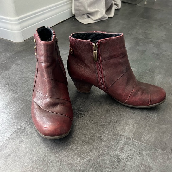 Earth Hope Garnet leather ankle boot. Size 8B - Picture 2 of 7